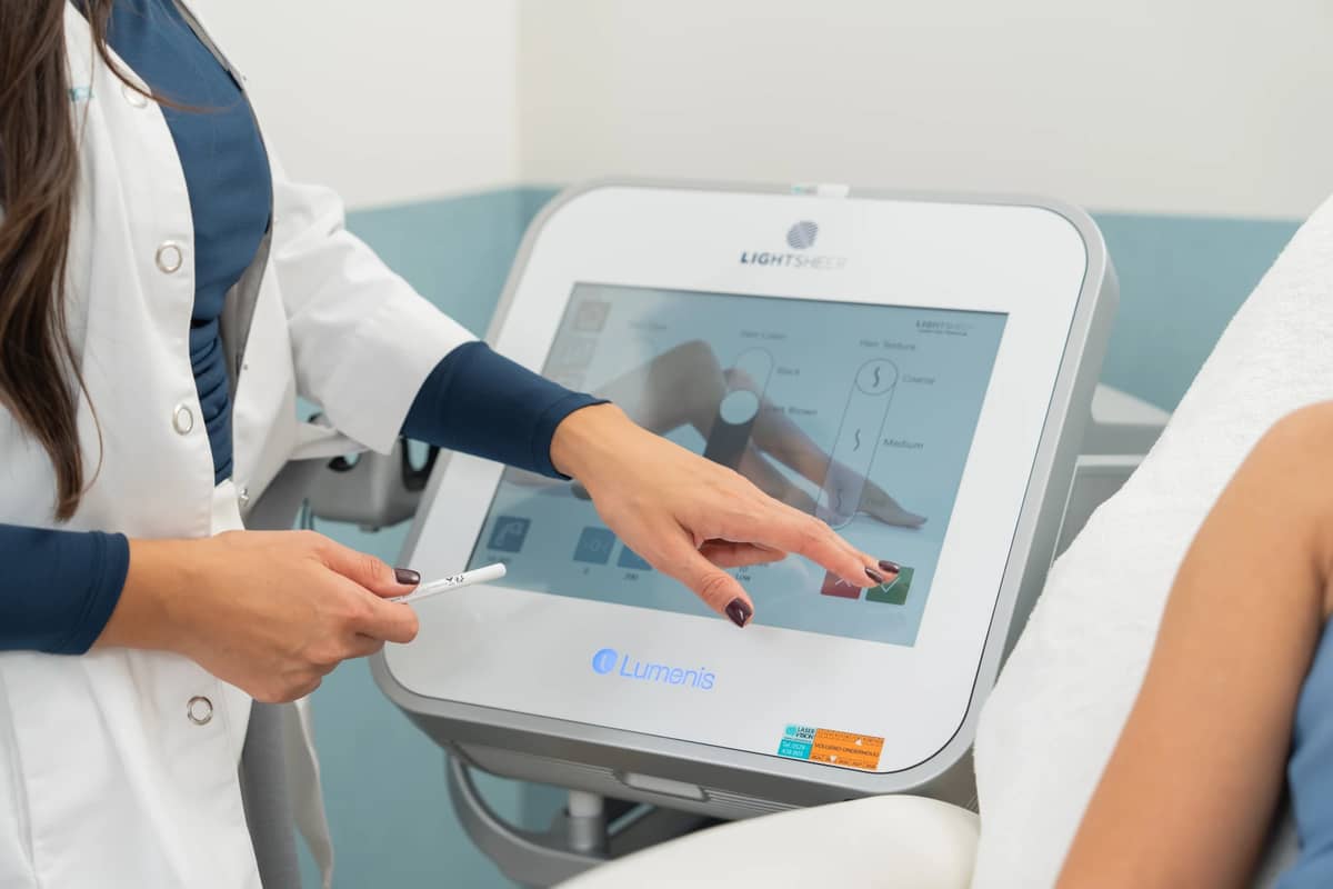 Specialist stelt de LightSheer Desire in tijdens een behandeling bij RB Clinics