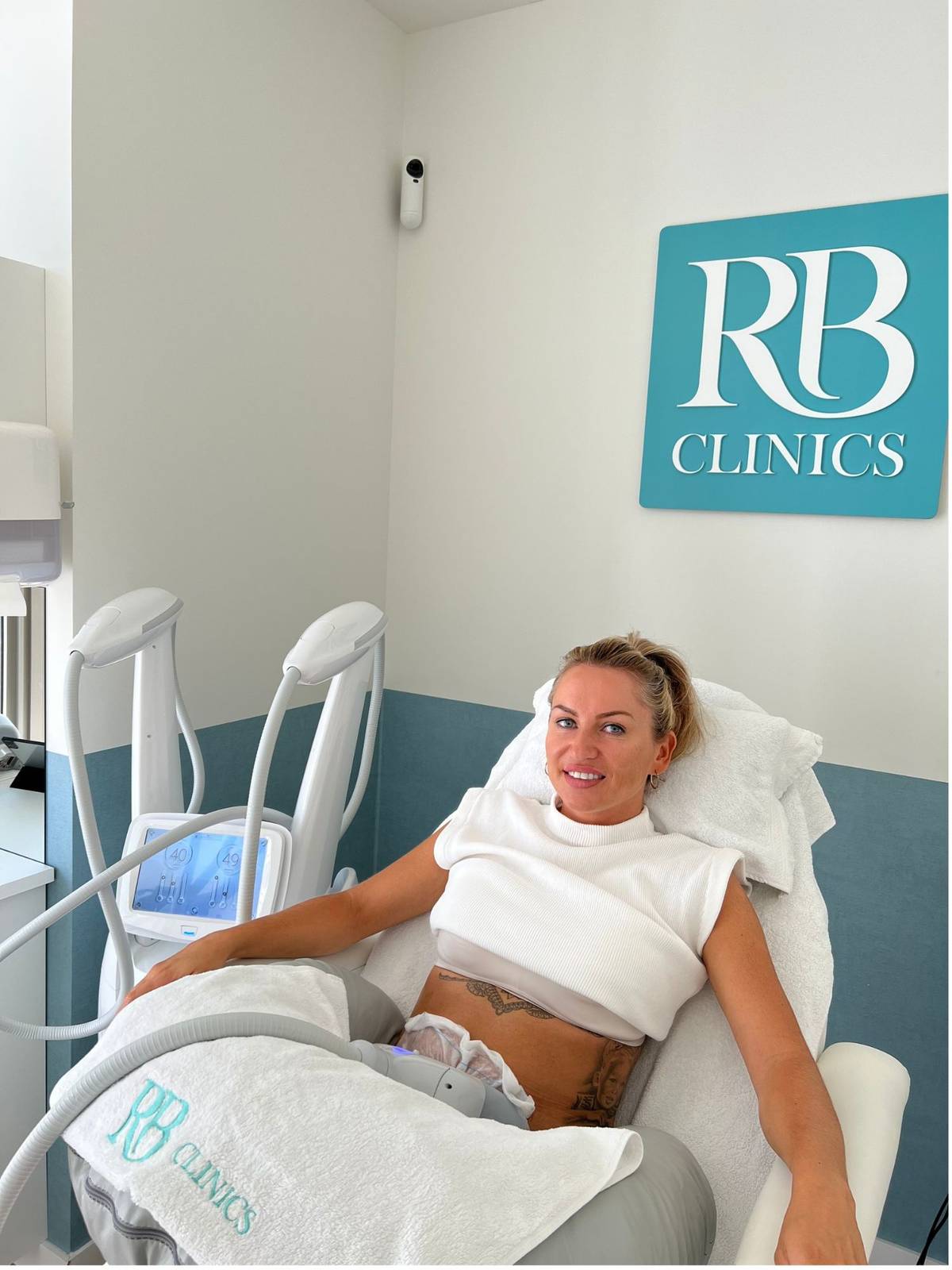 Cliënte ontspant tijdens een vetbevriezingsbehandeling met de Clatuu op de buik bij RB Clinics